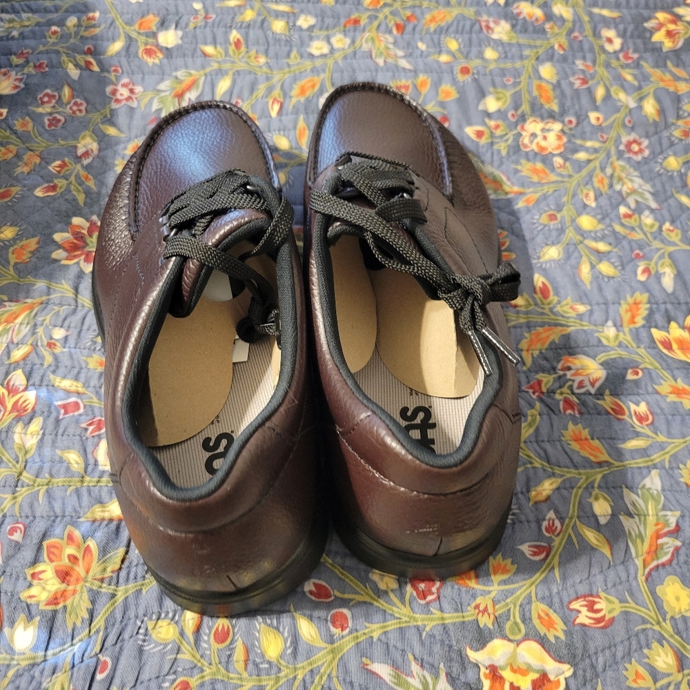 SAS Men's Dark Brown Leather Oxfords - Picture 2 of 3